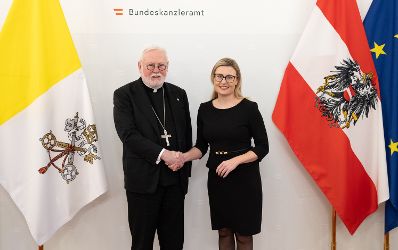 Am 24. November 2023 empfing Bundesministerin Susanne Raab (r.) den vatikanischen Außenminister Erzbischof Paul Richard Gallagher (l.) zu einem Arbeitsgespräch.
