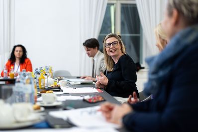 Am 27. November 2023 lud Bundesministerin Susanne Raab (im Bild) die österreichischen Bundesbäuerinnen zu einem Arbeitsgespräch.