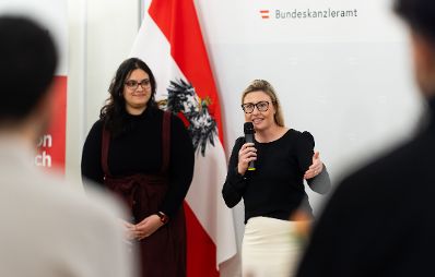 Am 27. November 2023 verlieh Bundesministerin Susanne Raab (r.) gemeinsam mit dem Österreichischen Integrationsfond ÖIF das Liese Prokop Stipendium im Studienjahr 2023/2024 an asylberechtigte Studierende.