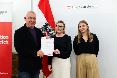 Am 27. November 2023 verlieh Bundesministerin Susanne Raab (m.) gemeinsam mit dem Österreichischen Integrationsfond ÖIF das Liese Prokop Stipendium im Studienjahr 2023/2024 an asylberechtigte Studierende.