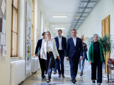 Am 28. November 2023 besuchte Bundesministerin Susanne Raab (l.) im Rahmen ihres Bundesländertags in Oberösterreich die Altenbetreuungsschule des Landes Oberösterreich.
