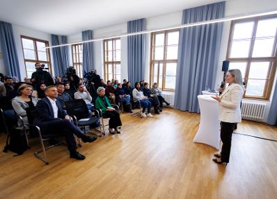 Am 28. November 2023 besuchte Bundesministerin Susanne Raab (r.) im Rahmen ihres Bundesländertags in Oberösterreich die Altenbetreuungsschule des Landes Oberösterreich.