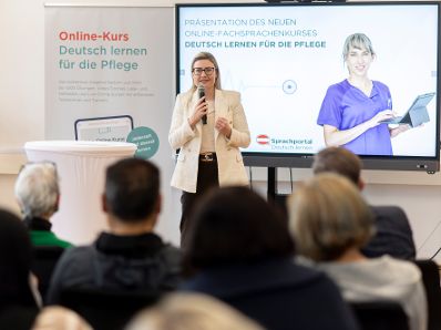 Am 28. November 2023 besuchte Bundesministerin Susanne Raab im Rahmen ihres Bundesländertags in Oberösterreich die Altenbetreuungsschule des Landes Oberösterreich.