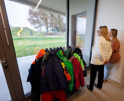 Am 28. November 2023 besuchte Bundesministerin Susanne Raab (l.) im Rahmen ihres Bundesländertags in Oberösterreich den neu eröffneten Kindergarten in Grünbichl.