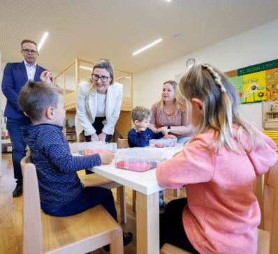 Am 28. November 2023 besuchte Bundesministerin Susanne Raab im Rahmen ihres Bundesländertags in Oberösterreich den neu eröffneten Kindergarten in Grünbichl.