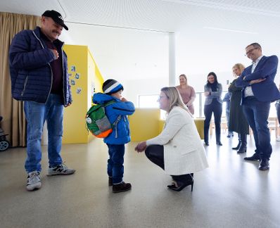 Am 28. November 2023 besuchte Bundesministerin Susanne Raab im Rahmen ihres Bundesländertags in Oberösterreich den neu eröffneten Kindergarten in Grünbichl.