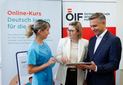 Am 28. November 2023 besuchte Bundesministerin Susanne Raab (m.) im Rahmen ihres Bundesländertags in Oberösterreich die Altenbetreuungsschule des Landes Oberösterreich.