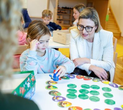 Am 28. November 2023 besuchte Bundesministerin Susanne Raab (r.) im Rahmen ihres Bundesländertags in Oberösterreich den neu eröffneten Kindergarten in Grünbichl.
