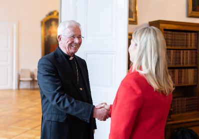 Am 5. Dezember 2023 traf Bundesministerin Susanne Raab (r.) im Rahmen ihres Bundesländertags den Salzburger Erzbischof Franz Lackner (l.).