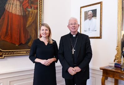 Am 5. Dezember 2023 traf Bundesministerin Susanne Raab (l.) im Rahmen ihres Bundesländertags den Salzburger Erzbischof Franz Lackner (r.).