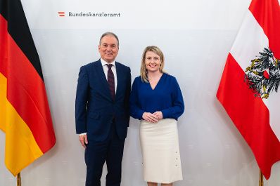Am 12. Dezember 2022 empfing Bundesministerin Susanne Raab (r.) den deutschen Botschafter Vito Cecere (l.) zu einem Gespräch.