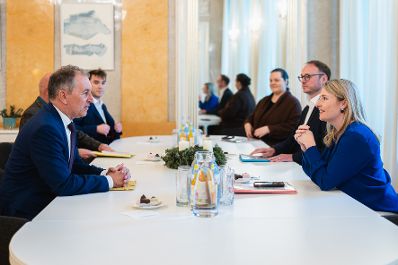 Am 12. Dezember 2022 empfing Bundesministerin Susanne Raab (r.) den deutschen Botschafter Vito Cecere (l.) zu einem Gespräch.