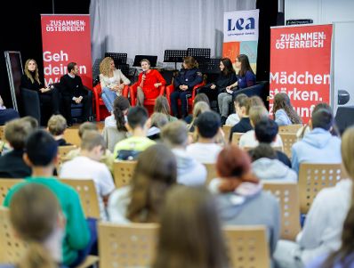 Am 14. Dezember 2023 besuchte Bundesministerin Susanne Raab (m.l.) eine Schulveranstaltung von „LEA - Let's empower Austria" und des Österreichischen Integrationsfonds.
