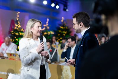 Am 24. Dezember 2023 nahm Bundesministerin Susanne Raab (l.) an der Licht ins Dunkel Spendenaktion teil.