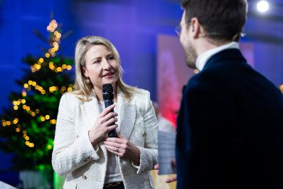 Am 24. Dezember 2023 nahm Bundesministerin Susanne Raab (l.) an der Licht ins Dunkel Spendenaktion teil.