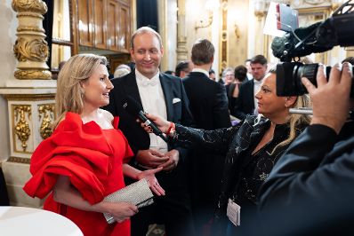 Am 8. Februar 2024 besuchte Bundesministerin Susanne Raab (l.) den Wiener Opernball.