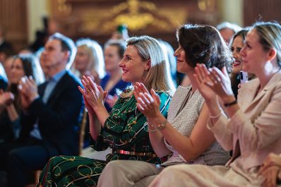 Am 07. März 2024 besuchte Bundesministerin Susanne Raab (m.) anlässlich des Weltfrauentages die „Madonna100 Gala“ im Oberen Belvedere in Wien. Im Bild mit Bundesministerin Karoline Edtstadler (m.r.).