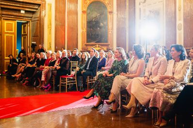 Am 07. März 2024 besuchte Bundesministerin Susanne Raab (4.v.r.) anlässlich des Weltfrauentages die „Madonna100 Gala“ im Oberen Belvedere in Wien. Im Bild mit Bundesministerin Karoline Edtstadler (3.v.r.).