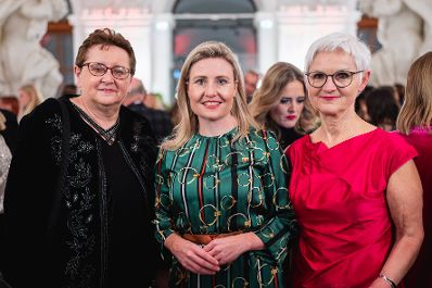Am 07. März 2024 besuchte Bundesministerin Susanne Raab (m.) anlässlich des Weltfrauentages die „Madonna100 Gala“ im Oberen Belvedere in Wien.