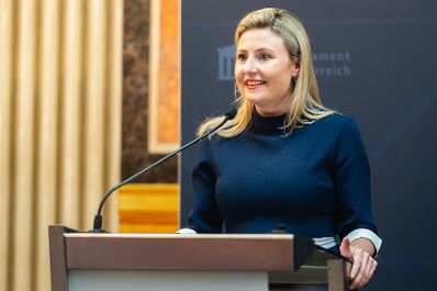 Am 8. März 2024 empfing Bundesministerin Susanne Raab (im Bild) Bürgermeisterinnen aus ganz Österreich im Parlament.