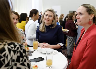 Am 8. März 2024 luden Bundesministerin Karoline Edtstadler und Bundesministerin Susanne Raab (m.) zum Frauenfrühstück im Bundeskanzleramt.