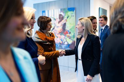 Am 11. März 2024 nahm Bundesministerin Susanne Raab (m.r.) im Zuge eines mehrtägigem Arbeitsbesuches in New York an dem „EU-Ministerial Breakfast“ teil.