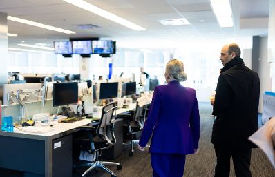 Am 12. März 2024 besuchte Bundesministerin Susanne Raab (l.) im Zuge eines mehrtägigem Arbeitsbesuches in New York das Medienunternehmen Bloomberg.