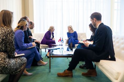 Am 12. März 2024 nahm Bundesministerin Susanne Raab (m.l.) im Zuge eines mehrtägigem Arbeitsbesuches in New York an einem Arbeitsgespräch mit Paulina Brandberg (m.r.), der Gleichstellungsministerin von Schweden teil.