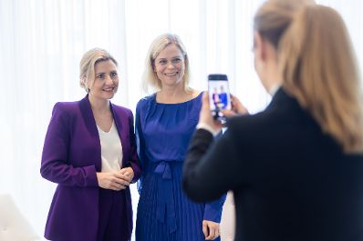 Am 12. März 2024 nahm Bundesministerin Susanne Raab (l.) im Zuge eines mehrtägigem Arbeitsbesuches in New York an einem Arbeitsgespräch mit Paulina Brandberg (m.), der Gleichstellungsministerin von Schweden teil.