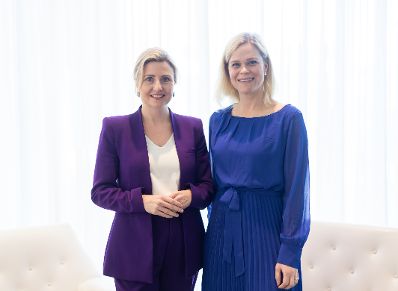 Am 12. März 2024 nahm Bundesministerin Susanne Raab (l.) im Zuge eines mehrtägigem Arbeitsbesuches in New York an einem Arbeitsgespräch mit Paulina Brandberg (r.), der Gleichstellungsministerin von Schweden teil.