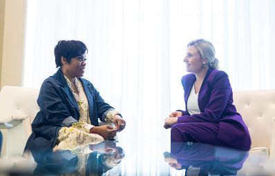 Am 12. März 2024 nahm Bundesministerin Susanne Raab (r.) im Zuge eines mehrtägigem Arbeitsbesuches in New York an einem Arbeitsgespräch mit Marci Ien (l.), der Frauenministerin von Kanada teil.