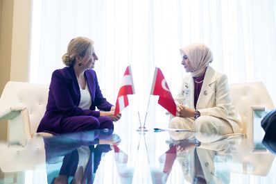 Am 12. März 2024 nahm Bundesministerin Susanne Raab (l.) im Zuge eines mehrtägigem Arbeitsbesuches in New York an einem Arbeitsgespräch mit Mahinur Özdemir (r.) der Familienministerin der Türkei teil.