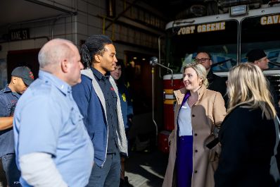 Am 12. März 2024 besuchte Bundesministerin Susanne Raab (m.r.) im Zuge eines mehrtägigem Arbeitsbesuches in New York das New York City Fire Department.