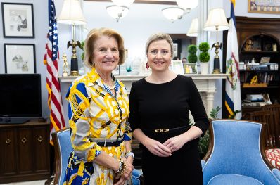 Am 14. März 2024 setzte Bundesministerin Susanne Raab (r.) ihren mehrtägigen Arbeitsbesuch in den Vereinigten Staaten fort. Im Bild bei einem Arbeitsgespräch mit Senatorin Shelley Capito (l.).