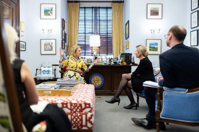 Am 14. März 2024 setzte Bundesministerin Susanne Raab (m.r.) ihren mehrtägigen Arbeitsbesuch in den Vereinigten Staaten fort. Im Bild bei einem Arbeitsgespräch mit Senatorin Shelley Capito (m.l.).
