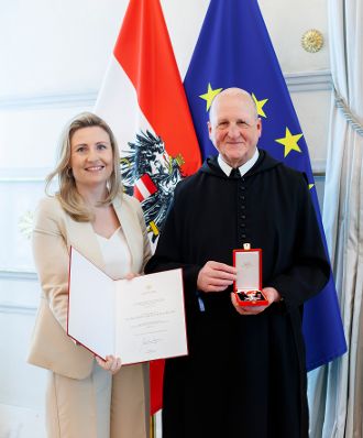 Am 19. März 2024 verlieh Bundesministerin Susanne Raab (l.) Ehrenzeichen im Bundeskanzleramt.