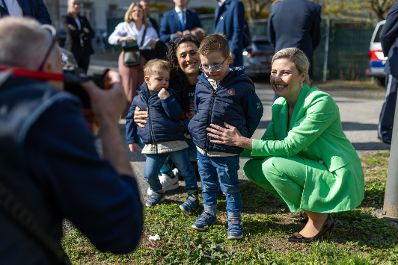 Am 21. März 2024 nahm Bundesministerin Susanne Raab (r.) anlässlich des Welt-Down-Syndrom-Tag an einer Aktion "Superhelden im Landeanflug auf die Klinik Landstraße" der Landespolizeidirektion Wien teil.