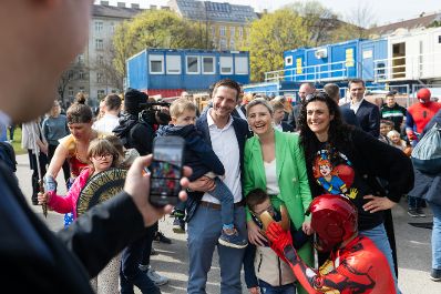 Am 21. März 2024 nahm Bundesministerin Susanne Raab (m.r.) anlässlich des Welt-Down-Syndrom-Tag an einer Aktion "Superhelden im Landeanflug auf die Klinik Landstraße" der Landespolizeidirektion Wien teil.