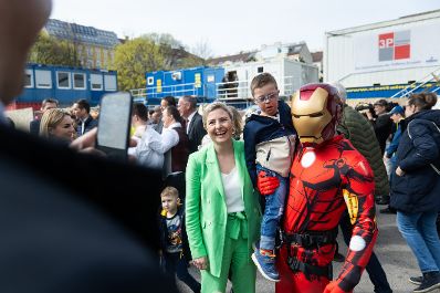 Am 21. März 2024 nahm Bundesministerin Susanne Raab (m.) anlässlich des Welt-Down-Syndrom-Tag an einer Aktion "Superhelden im Landeanflug auf die Klinik Landstraße" der Landespolizeidirektion Wien teil.