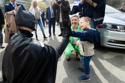 Am 21. März 2024 nahm Bundesministerin Susanne Raab (2.v.r.) anlässlich des Welt-Down-Syndrom-Tag an einer Aktion "Superhelden im Landeanflug auf die Klinik Landstraße" der Landespolizeidirektion Wien teil.
