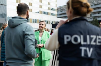 Am 21. März 2024 nahm Bundesministerin Susanne Raab (m.) anlässlich des Welt-Down-Syndrom-Tag an einer Aktion "Superhelden im Landeanflug auf die Klinik Landstraße" der Landespolizeidirektion Wien teil.