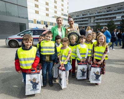 Am 21. März 2024 nahm Bundesministerin Susanne Raab (m.l.) anlässlich des Welt-Down-Syndrom-Tag an einer Aktion "Superhelden im Landeanflug auf die Klinik Landstraße" der Landespolizeidirektion Wien teil.