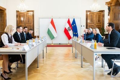Am 25. März 2024 empfing Bundesministerin Susanne Raab (2.v.r.) den ungarischen Staatssekretär Tristan Azbej (2.v.l.) zu einem Arbeitsgespräch.