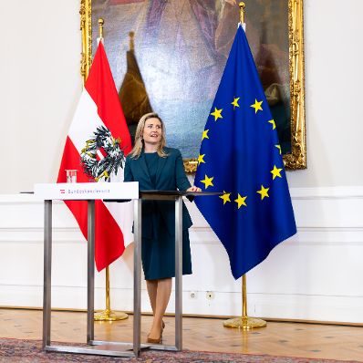 Am 28. März 2024 nahm Bundesministerin Susanne Raab (im Bild) an der Expertenrunde zum Thema "Österreichische Identität und Leitkultur-Werte des Zusammenlebens" teil. Im Bild bei der anschließenden Pressekonferenz.