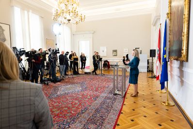 Am 28. März 2024 nahm Bundesministerin Susanne Raab (r.) an der Expertenrunde zum Thema "Österreichische Identität und Leitkultur-Werte des Zusammenlebens" teil. Im Bild bei der anschließenden Pressekonferenz.