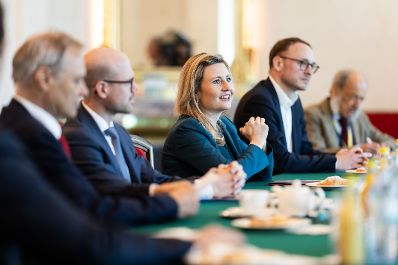 Am 28. März 2024 nahm Bundesministerin Susanne Raab (m.) an der Expertenrunde zum Thema "Österreichische Identität und Leitkultur-Werte des Zusammenlebens" teil.
