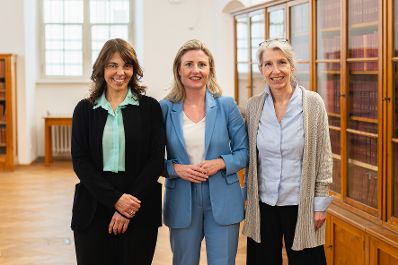 Am 11. April 2024 nahm Bundesministerin Susanne Raab (m.) an der Präsentation des neuen Netzwerks "Atom*Innen" von und für Frauen in der Quantenphysik teil.