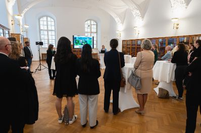 Am 11. April 2024 nahm Bundesministerin Susanne Raab an der Präsentation des neuen Netzwerks "Atom*Innen" von und für Frauen in der Quantenphysik teil.