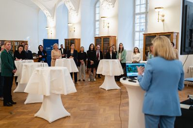Am 11. April 2024 nahm Bundesministerin Susanne Raab (r.) an der Präsentation des neuen Netzwerks "Atom*Innen" von und für Frauen in der Quantenphysik teil.