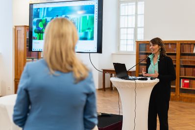 Am 11. April 2024 nahm Bundesministerin Susanne Raab (l.) an der Präsentation des neuen Netzwerks "Atom*Innen" von und für Frauen in der Quantenphysik teil.